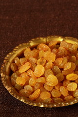 Dried raisins