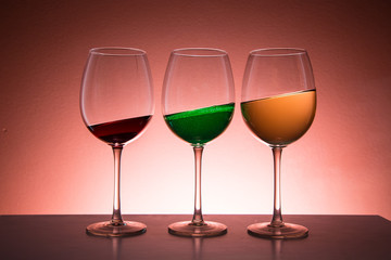 Calici con liquidi colorati inclinati
