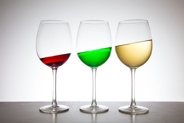 Calici con liquidi colorati inclinati