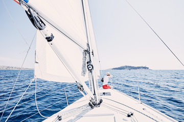 Obraz premium Girl on sailboat