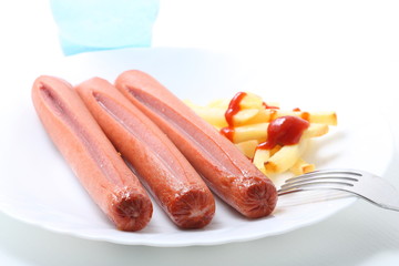 Wurstel di maiale con patatine fritte e salse