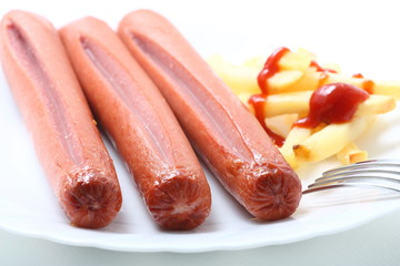 Wurstel di maiale con patatine fritte e salse