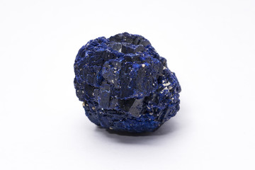 Mineral de Azurita sobre fondo blanco