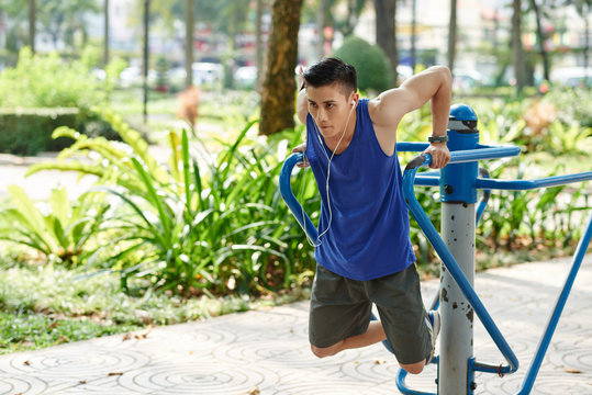 Concentrated sportsman doing push-ups to train triceps