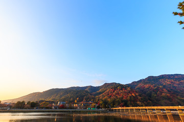 朝日に照らされる嵐山渡月橋と紅葉　その１