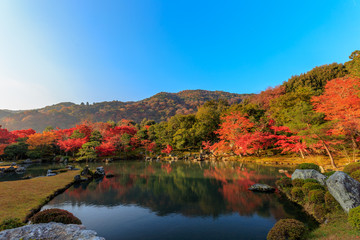 朝の光に照らされる、紅葉と大池　その2