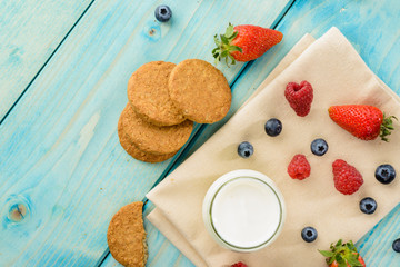 Yogurt, biscotti e frutta, colazione sana