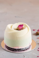 Obraz na płótnie Canvas Elegance pastry cake with rose