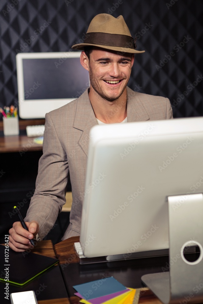 Aufkleber creative businessman using computer and graphic tablet