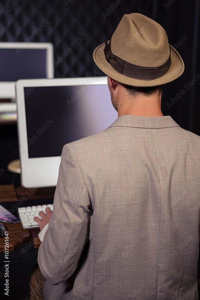 Aufkleber creative businessman using computer