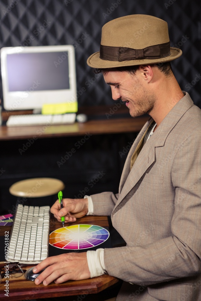 Aufkleber creative businessman using computer