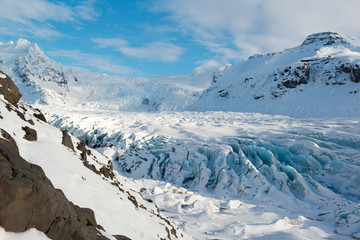Langue du glacier Svinafellsjokull en hiver, glace bleue couverte de neige, Islande