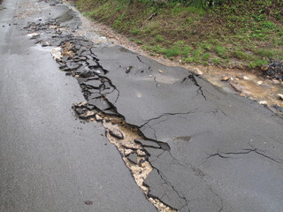Un orage violent a provoqué des torrents de boue et de cailloux, et arraché la route