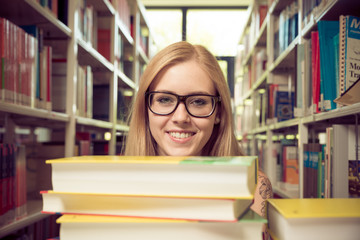 Studentin beim lesen