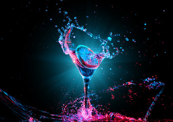 Fototapeta cocktail in glass with splashes obraz