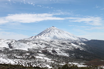 Fototapeta na wymiar Volcán del Teide nevado