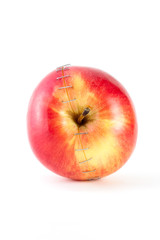 Красное яблоко на белом фоне.