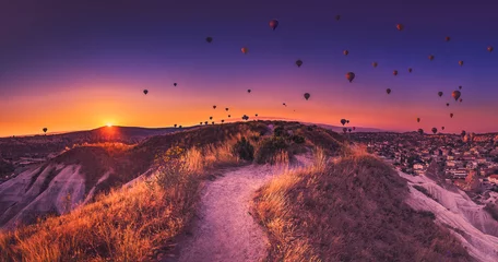 Vlies Fototapete Kürzen Heißluftballons über Kappadokien