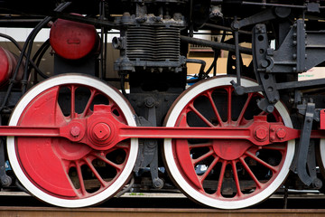 Fototapeta na wymiar Wheels on a old train from the side