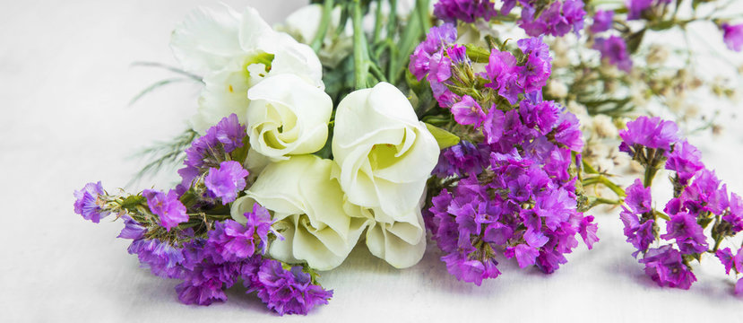 Fototapeta White roses with purple flowers bouquet