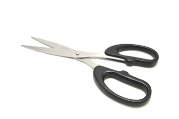 Канцелярские ножницы на белом фоне крупным планом