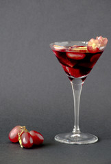 sangria di frutta fresca e rinfrescante nel bicchiere decorato