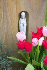 Tulpen und betende Madonna