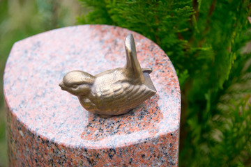 Der Spatz auf dem Grabstein