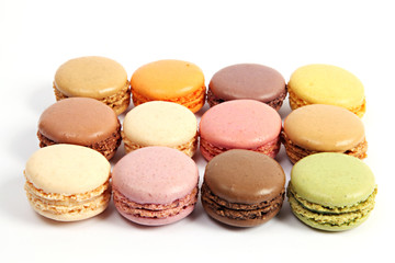 Macarons in 12 Geschmacksrichtungen auf weiß