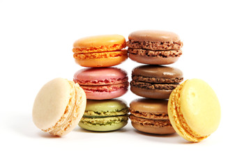 Macarons in 12 Geschmacksrichtungen auf weiß