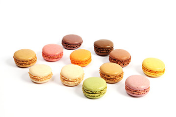 Macarons in 12 Geschmacksrichtungen auf weiß