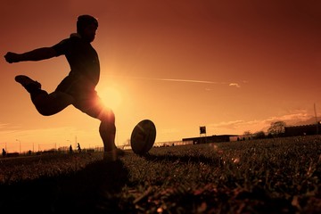 giocatore di rugby al tramonto