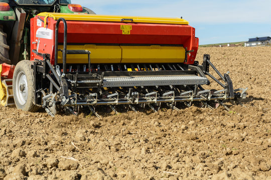 S&auml;maschine bringt Aussaat in die Erde