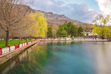 Fototapeta premium park alanı ve suların yansıması