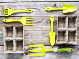 Set of trowel, fork, rake, peat pots.
