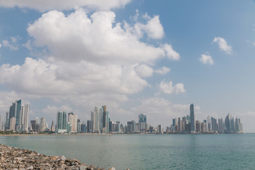 Skyline von Panama City mit blauem Himmel