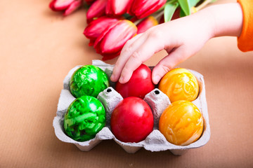 Fototapeta na wymiar Sechs bunte Eierkerzen mit Tulpen 