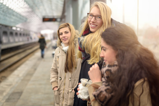 Junge Frauen warten auf die Bahn