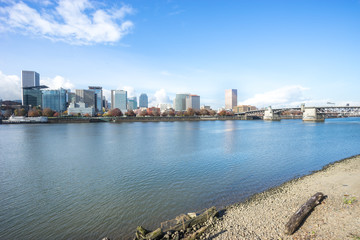Obraz premium tranquil water with cityscape and skyline of portland
