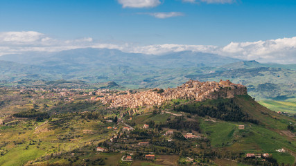 Naklejka premium Calascibetta; Sizilien; Italien