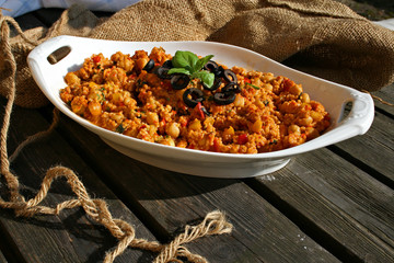organisch lifestyle exotisch couscous quinoa salat bio-lebensmittel ajvar kichererbsen