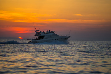 Obraz premium Luxurious boat sailing during sunset in Santorini, Greece.