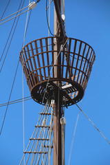 Mastkorb eines alten Segelschiffs