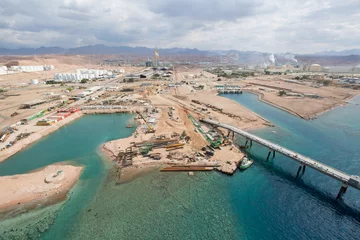 Photo sur Plexiglas Porte Aqaba, Jordan, 10/10/2015, Metal and concrete Jetty foundation construction at the Aqaba new port photographed from above