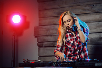 Obraz na płótnie Canvas Cute dj woman having fun playing music at club party