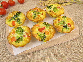 Muffin Frittatas mit Reis, Karotten, Brokkoli und Tomaten