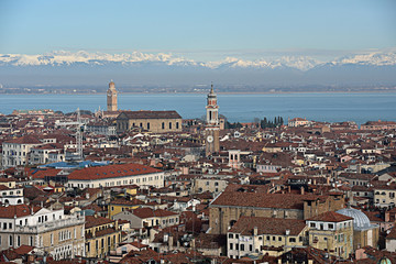 Fototapeta premium Blick vom Campanile auf Venedig und die Alpen