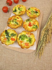 Muffin Frittatas mit Reis, Karotten, Brokkoli und Tomaten