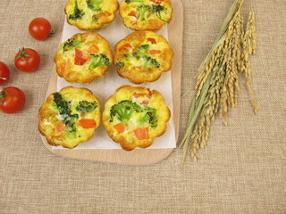 Muffin Frittatas mit Reis, Karotten, Brokkoli und Tomaten