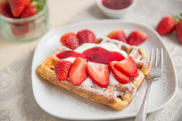 Belgische Waffeln mit frischen Erdbeeren 